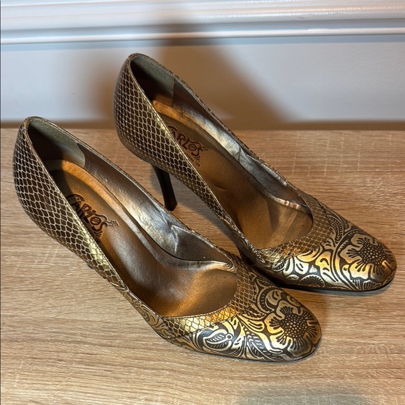 Carlos by Carlos Santana “Lovely” 8.5M Gold Floral Leather 4”Heel Made in Brazil - Picture 2 of 11